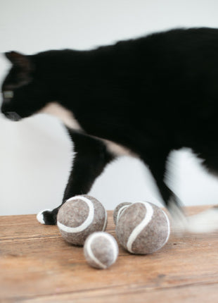TENNIS BALL WOOL CAT TOY