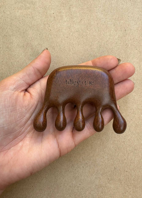 Sandalwood Pet Massage Tool – Relieves Shedding & Boosts Circulation